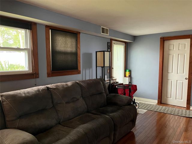 7 Squires Avenue, Port Jefferson Station, NY 11776