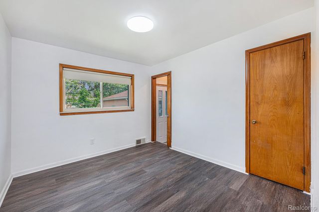 5239 E 13 Mile Road, Warren, MI 48092