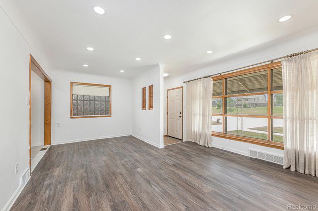 5239 E 13 Mile Road, Warren, MI 48092