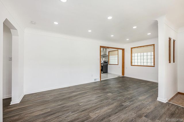 5239 E 13 Mile Road, Warren, MI 48092