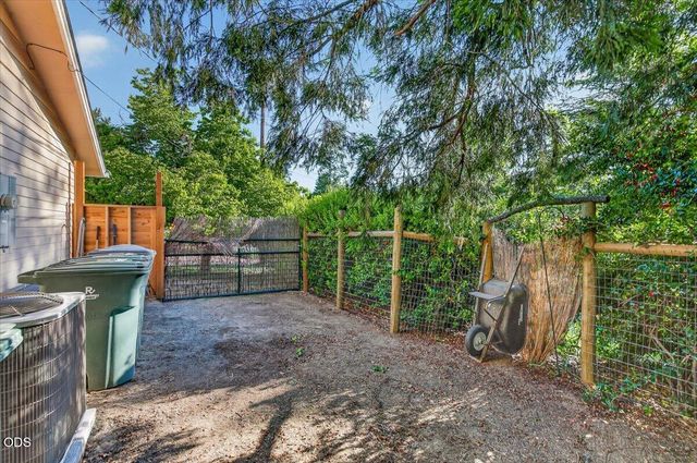 2334 Black Oak Way, Ashland, OR 97520