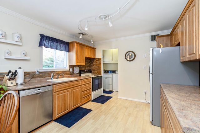 29 Beaumont Lane, Lake Grove, NY 11755