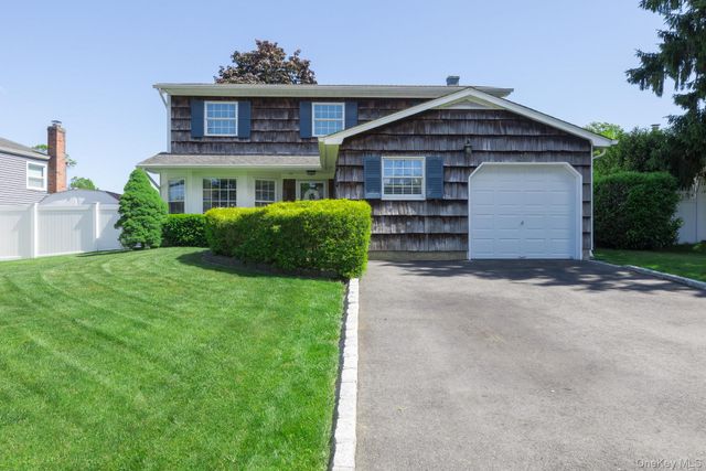 29 Beaumont Lane, Lake Grove, NY 11755