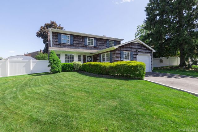 29 Beaumont Lane, Lake Grove, NY 11755