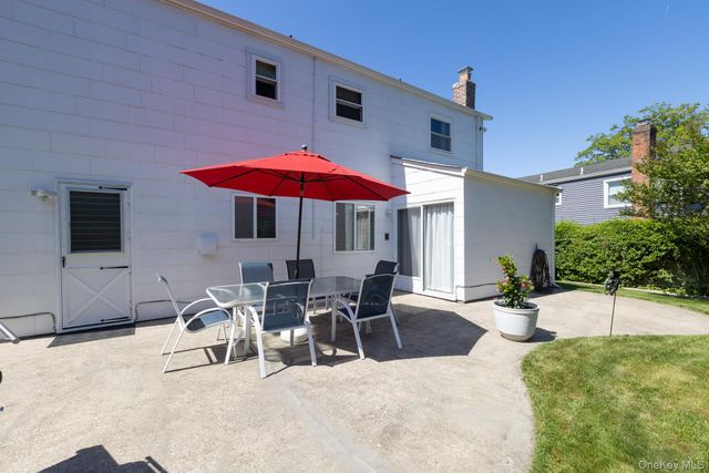 29 Beaumont Lane, Lake Grove, NY 11755