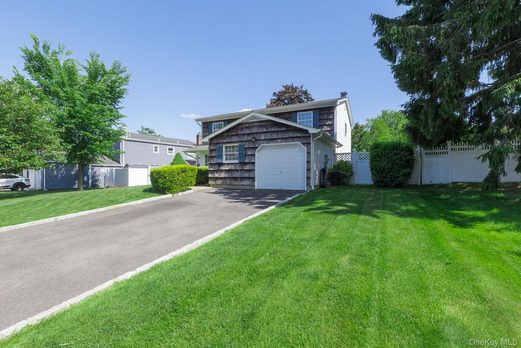 29 Beaumont Lane, Lake Grove, NY 11755