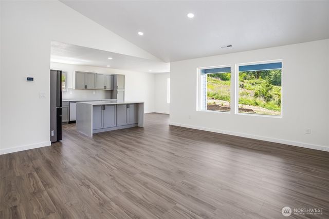 252 Wake Robin Lane, Longview, WA 98632