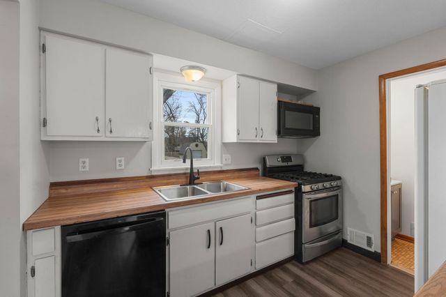 7624 Daleview Drive, Brooklyn Park, MN 55443