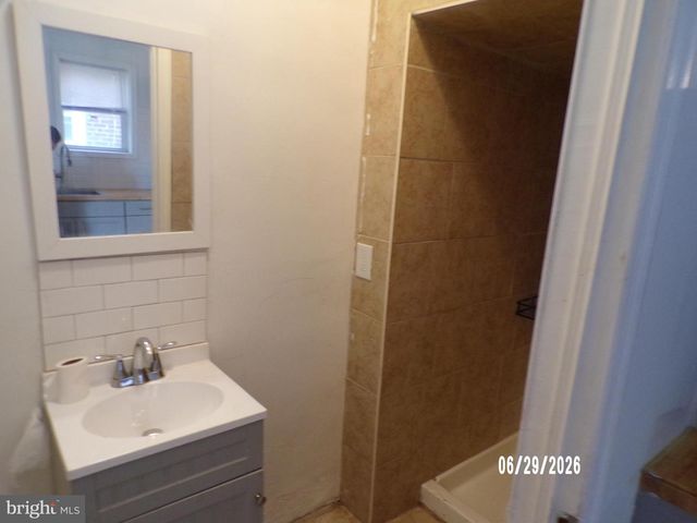 1102 COLLINGS RD, Camden, NJ 08104