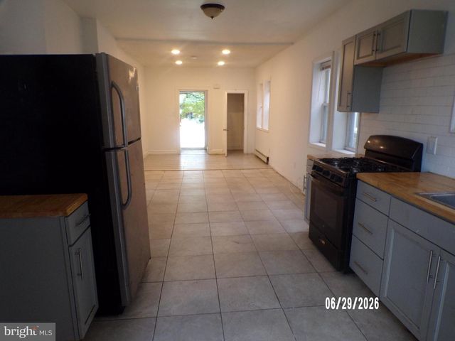 1102 COLLINGS RD, Camden, NJ 08104