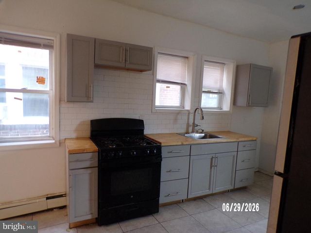 1102 COLLINGS RD, Camden, NJ 08104
