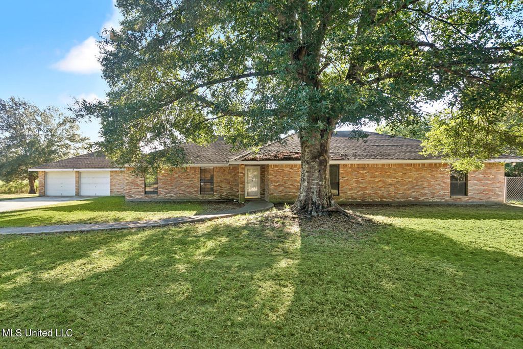 43 Dunhurst Long Road, Picayune, MS 39466