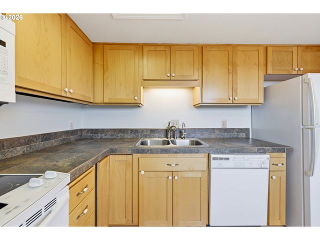 12088 Sw KING ARTHUR St B, King City, OR 97224