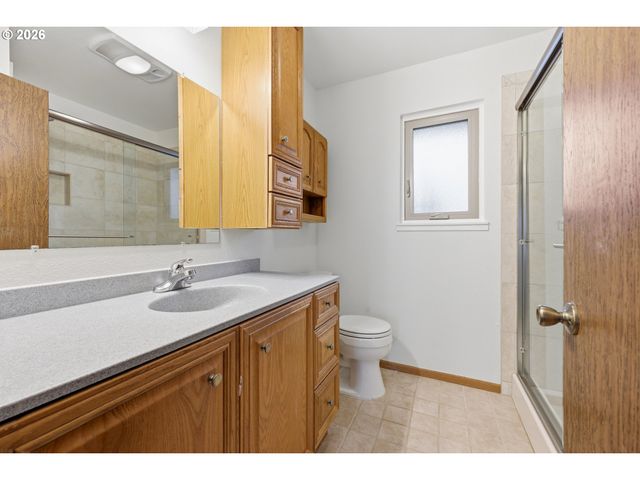 12088 Sw KING ARTHUR St B, King City, OR 97224