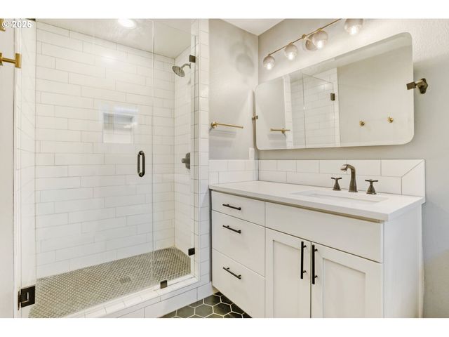 1710 HILLCREST Dr, West Linn, OR 97068