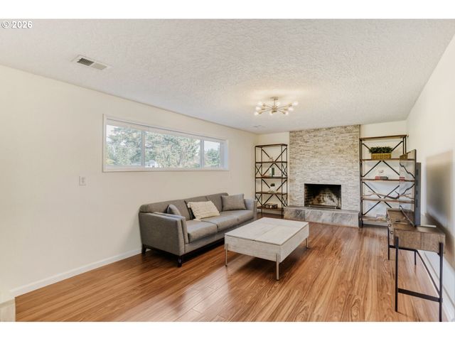 1710 HILLCREST Dr, West Linn, OR 97068