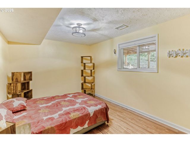 1710 HILLCREST Dr, West Linn, OR 97068