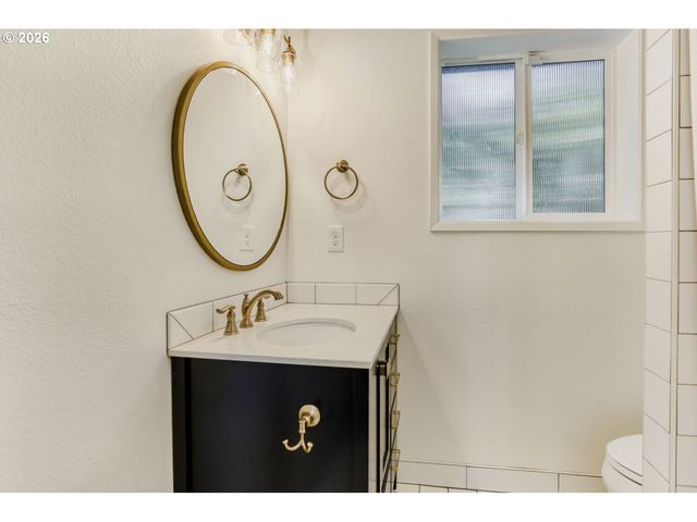 1710 HILLCREST Dr, West Linn, OR 97068