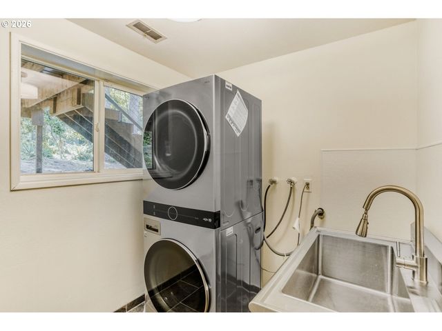 1710 HILLCREST Dr, West Linn, OR 97068