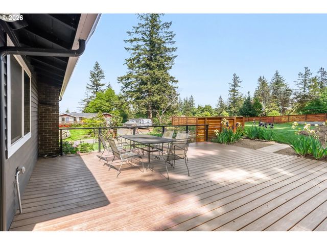 1710 HILLCREST Dr, West Linn, OR 97068