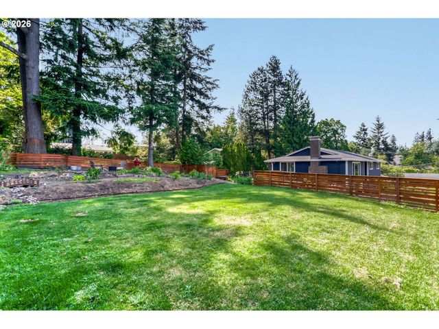 1710 HILLCREST Dr, West Linn, OR 97068