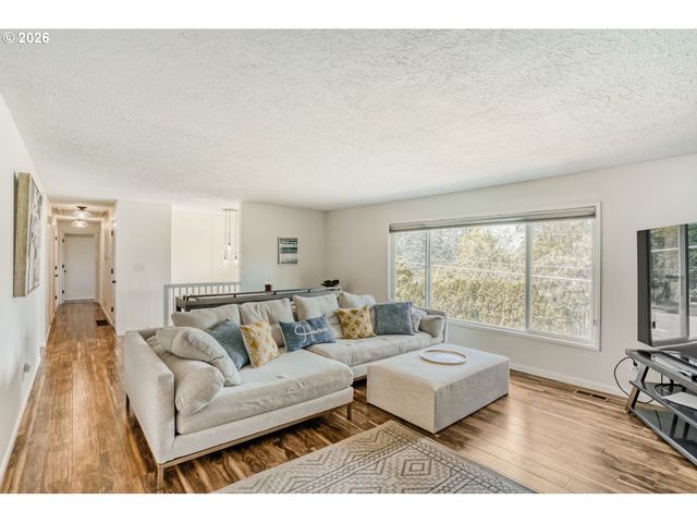 1710 HILLCREST Dr, West Linn, OR 97068