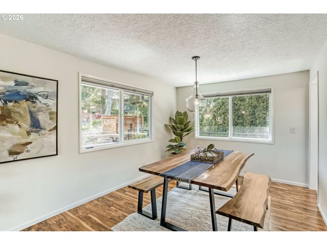 1710 HILLCREST Dr, West Linn, OR 97068