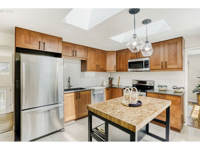 1710 HILLCREST Dr, West Linn, OR 97068
