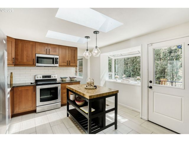 1710 HILLCREST Dr, West Linn, OR 97068