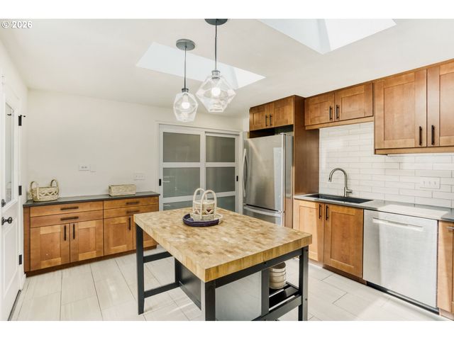 1710 HILLCREST Dr, West Linn, OR 97068