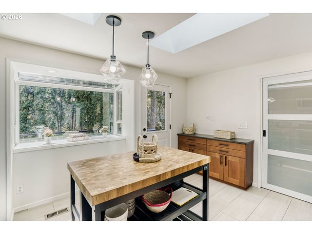 1710 HILLCREST Dr, West Linn, OR 97068