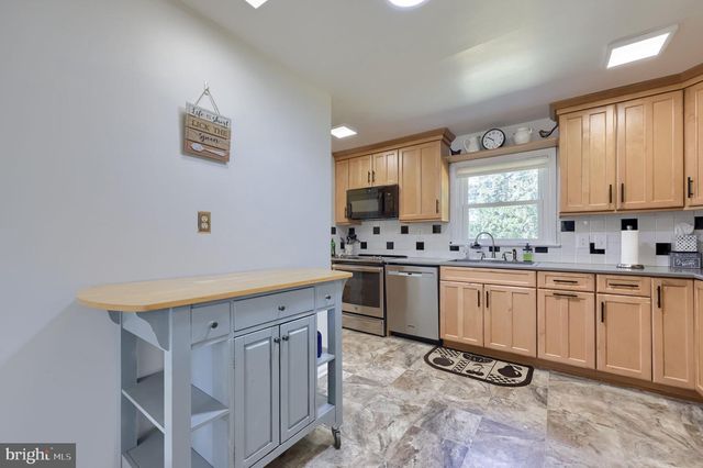 2401 SENECA DR, York, PA 17408