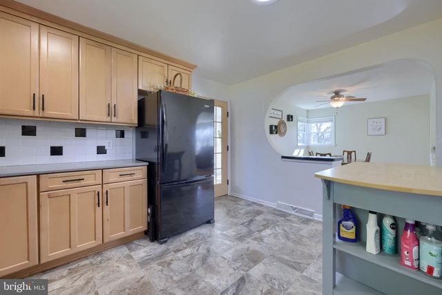 2401 SENECA DR, York, PA 17408