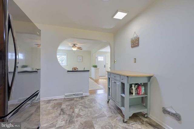 2401 SENECA DR, York, PA 17408