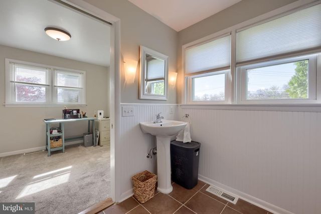 2401 SENECA DR, York, PA 17408