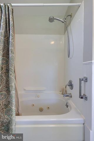 2401 SENECA DR, York, PA 17408