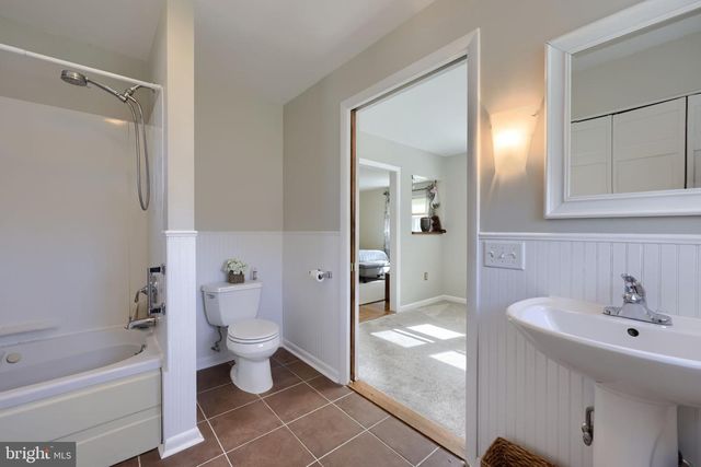 2401 SENECA DR, York, PA 17408