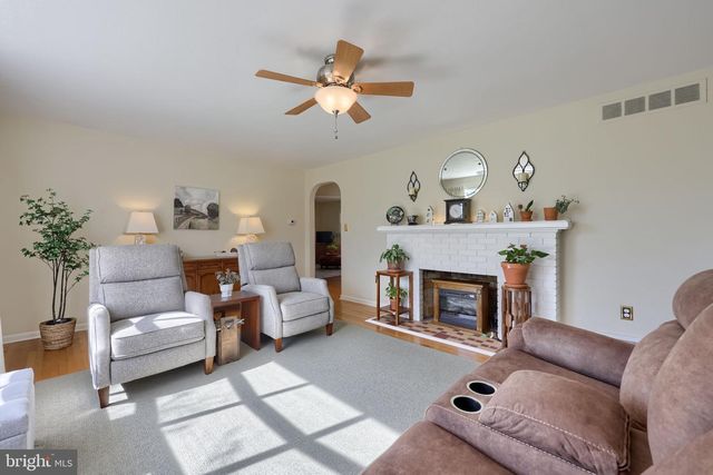 2401 SENECA DR, York, PA 17408