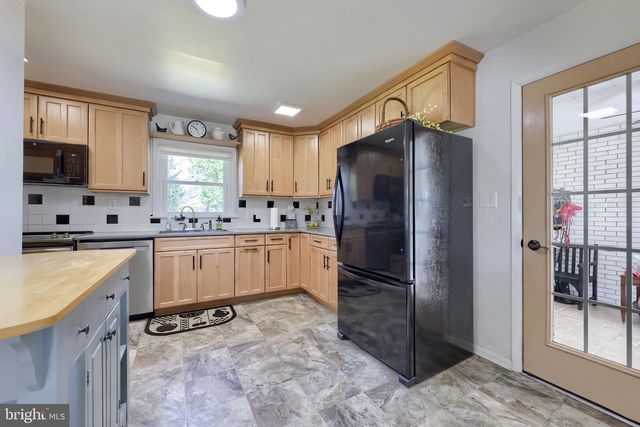 2401 SENECA DR, York, PA 17408