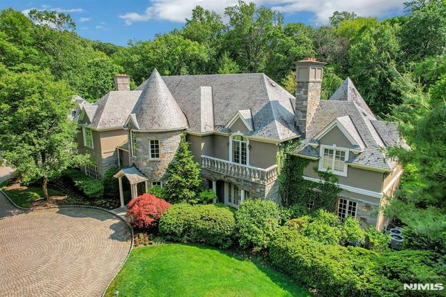 86 Fox Hedge Road, Saddle River, NJ 07458