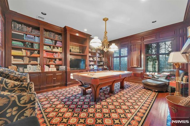 86 Fox Hedge Road, Saddle River, NJ 07458