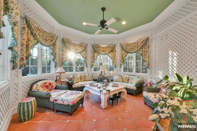 86 Fox Hedge Road, Saddle River, NJ 07458