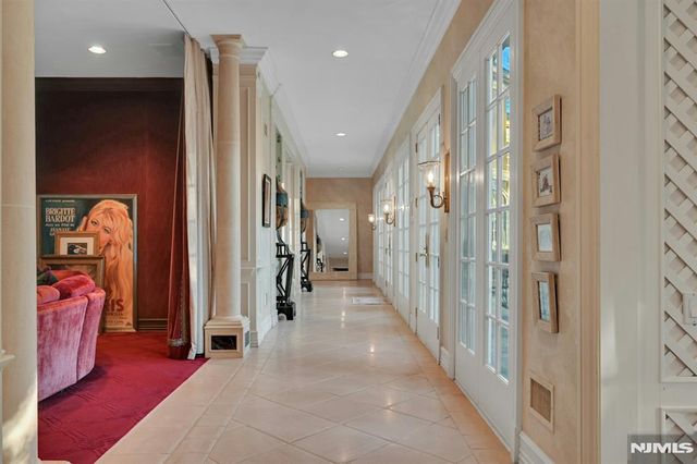 86 Fox Hedge Road, Saddle River, NJ 07458