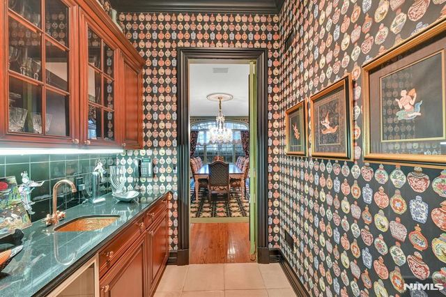 86 Fox Hedge Road, Saddle River, NJ 07458