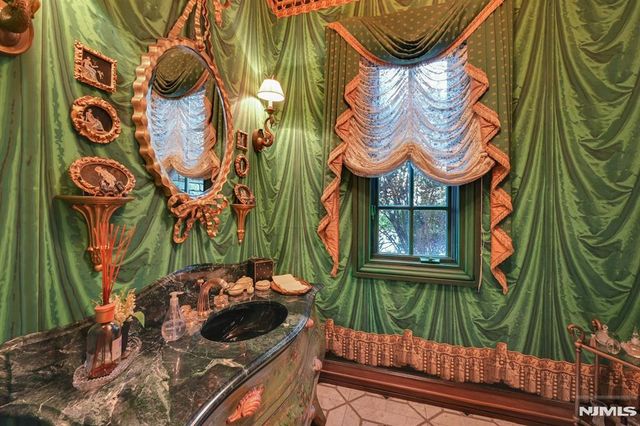 86 Fox Hedge Road, Saddle River, NJ 07458