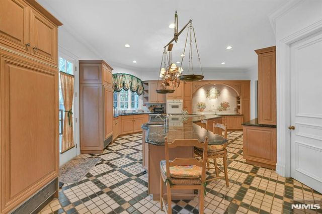 86 Fox Hedge Road, Saddle River, NJ 07458