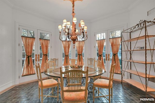 86 Fox Hedge Road, Saddle River, NJ 07458
