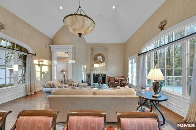 86 Fox Hedge Road, Saddle River, NJ 07458