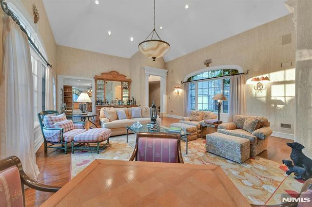 86 Fox Hedge Road, Saddle River, NJ 07458
