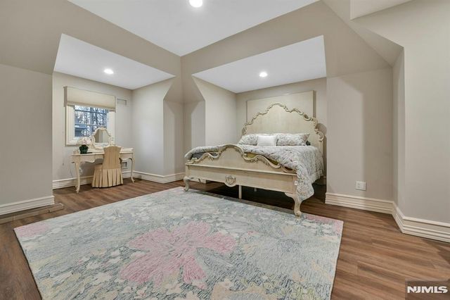 86 Fox Hedge Road, Saddle River, NJ 07458